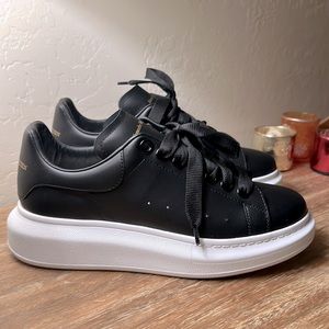 Oversized Sneaker in Black Alexander McQueen NEW